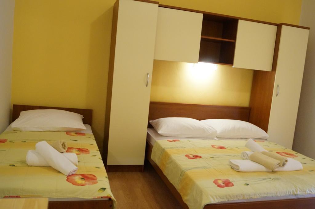 Studio Apartments Marija With Private Parking Makarska Exterior photo