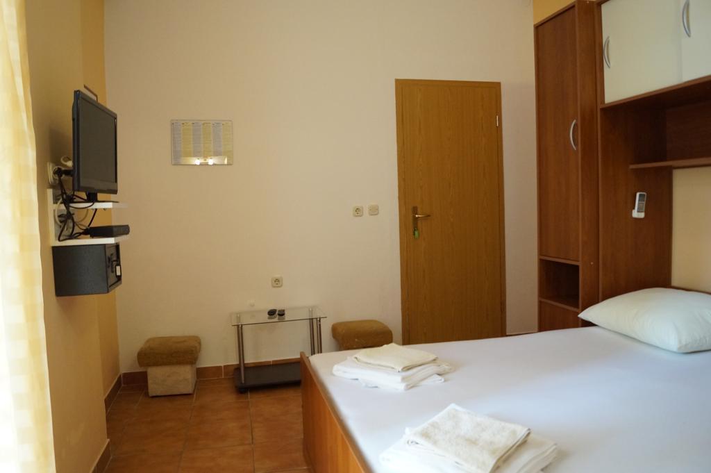 Studio Apartments Marija With Private Parking Makarska Exterior photo