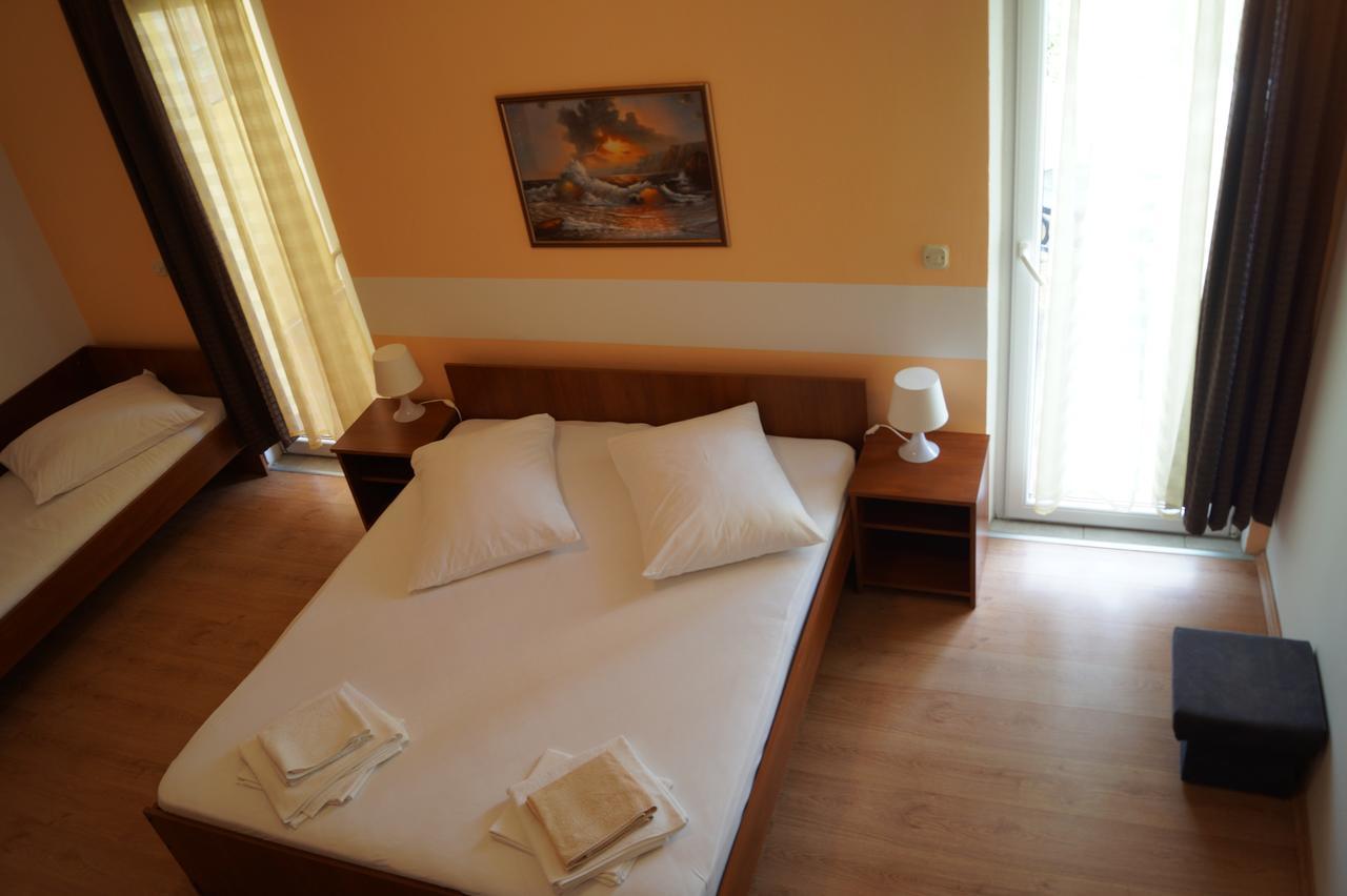 Studio Apartments Marija With Private Parking Makarska Exterior photo